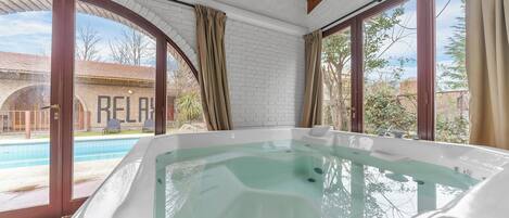 Vila luxo | Banheira de hidromassagem particular