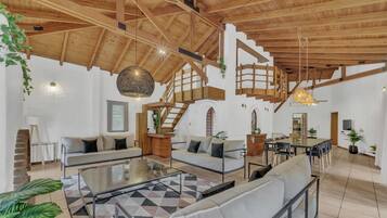 Deluxe Villa | Living area