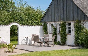 Outdoor dining - Nice home in Farsø with WiFi (Farsø)