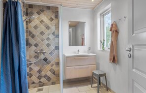 Shower - Nice home in Farsø with WiFi (Farsø)