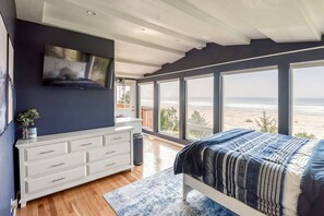 4 bedrooms, desk, iron/ironing board, WiFi - Mermaid Cove - Luxury Ocean Front - Beach Access - Sauna -Fully Loaded (Newport)