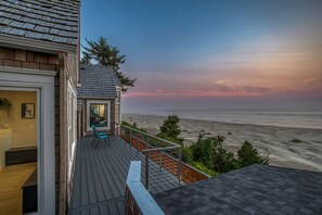 Terrace/patio - Mermaid Cove - Luxury Ocean Front - Beach Access - Sauna -Fully Loaded (Newport)