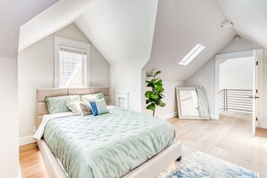 4 bedrooms, desk, iron/ironing board, WiFi