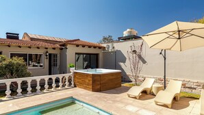 A swimming pool with lounge chairs and a hot tub in a backyard. - MOT Erlich Wine House (Mendoza)