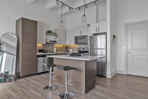 Four à micro-ondes, un four, surface de cuisson, lave-vaisselle