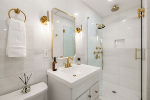 Douche, sèche-cheveux, serviettes fournies, savon