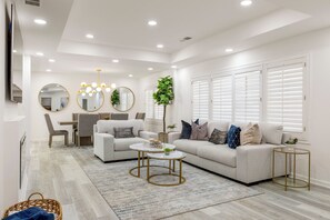 Een smart-tv, een open haard, boeken en een computerscherm