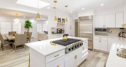 Buckhead/Hot Tub/Luxurious/Walk to Lenox Mall