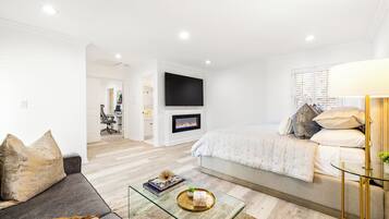 3 bedrooms, desk, iron/ironing board, travel crib