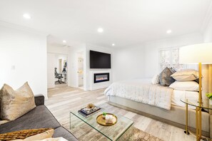 3 slaapkamers, een bureau, een strijkplank/strijkijzer, reisbedje