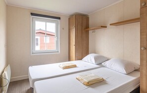 3 bedrooms, free WiFi, bed sheets - Amazing home in Wagenborgen with WiFi (Wagenborgen)