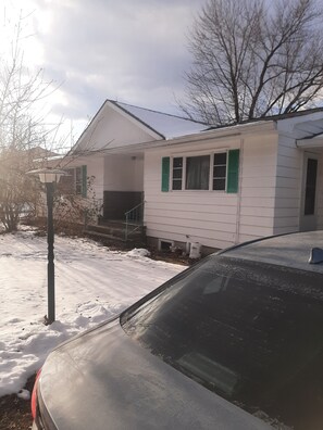 Exterior - Charming 1-bedroom in cellar located on a small farm. Mountains, rivers nearby. (Frankford)