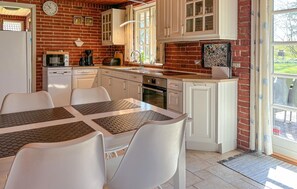 Fridge, microwave, oven, dishwasher - Nice home in Roslev with WiFi (Roslev)