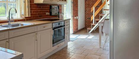 Réfrigérateur, four, lave-vaisselle, cafetière/bouilloire