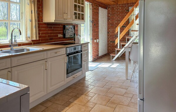 Fridge, oven, dishwasher, coffee/tea maker