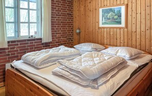 3 bedrooms, travel crib, free WiFi - Nice home in Roslev with WiFi (Roslev)
