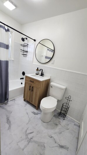 Secadora de cabello, toallas, jabón, papel de baño 