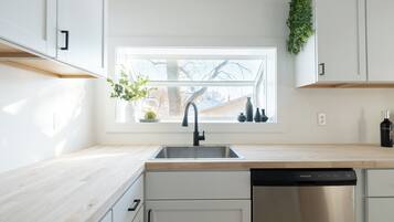 Cafetera y tetera, refrigerador, microondas y horno