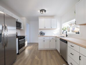 Geladeira, micro-ondas, fogão, cooktop
