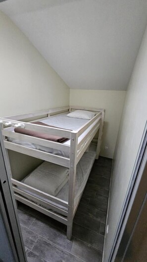 2 bedrooms, travel crib, free WiFi
