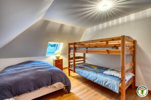 4 bedrooms, travel crib, free WiFi