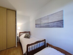 2 bedrooms, travel cot