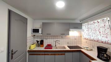 Réfrigérateur, micro-ondes, four, plaque de cuisson