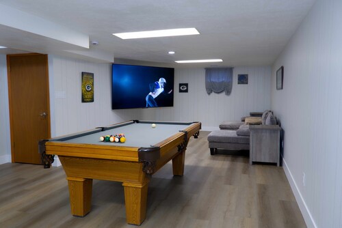 Green Bay Getaway – Near Lambeau, Family Friendly, Midterm Stay too, All Welcome