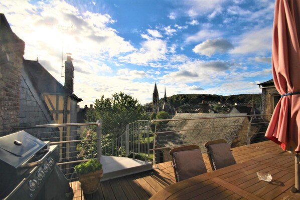 Outdoor dining - Gîtes de France® - Le Clos de la Seine (RIVES EN SEINE)