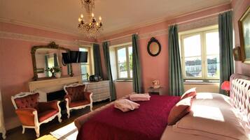 6 bedrooms, travel crib, free WiFi