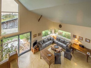 Tv, dvd-spelare och ett bordtennisbord