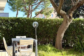 Outdoor dining - M417 - Marcelli, comfortable two-room apartment 100 meters from the sea (Marcelli)