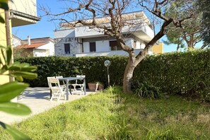 Outdoor dining - M417 - Marcelli, comfortable two-room apartment 100 meters from the sea (Marcelli)