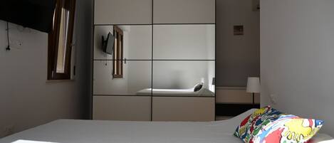 1 bedroom, bed sheets