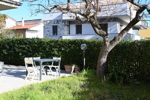 Outdoor dining - M417 - Marcelli, comfortable two-room apartment 100 meters from the sea (Marcelli)