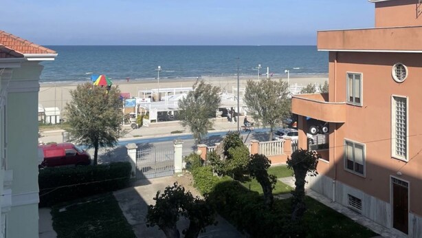A residential area with a view of the sea, a beach, and a parking lot. - SE141 – Comfortable two-room apartment facing the sea (Senigallia)