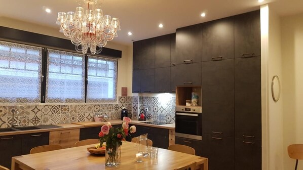 冷蔵庫、電子レンジ、オーブン、コンロ