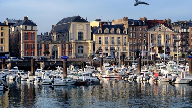A marina with boats docked, surrounded by historic buildings. - Gîtes de France® - Les Fées Mer (DIEPPE)