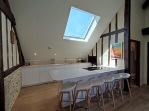 Fridge, microwave, oven, stovetop - Gîtes de France® - La Grange (BORDEAUX ST CLAIR)