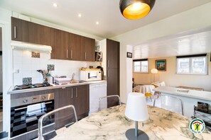 Fridge, microwave, oven, stovetop - Gîtes de France® - L'Escale Normande Fécamp (SAINT LEONARD)