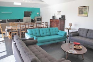 TV, fireplace - Gîtes de France® - The Equestrian Gîte (MAILLERAYE SUR SEINE (LA))