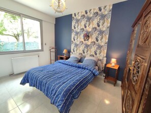 2 bedrooms, travel crib, free WiFi