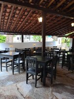 Café da manhã com buffet grátis todos os dias