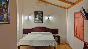 Habitación básica con 2 camas individuales, lanai | Wifi gratis