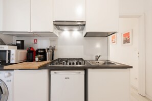 Réfrigérateur, micro-ondes, plaque de cuisson, lave-vaisselle