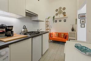 Réfrigérateur, micro-ondes, plaque de cuisson, lave-vaisselle