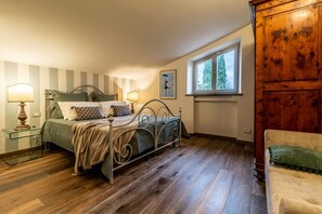 5 Schlafzimmer, Zimmersafe, Bügeleisen/Bügelbrett, WLAN
