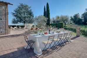 Outdoor dining - Villa Porri  by MMega (Siena)