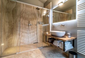 Shower, hair dryer, bidet, towels - Villa Porri  by MMega (Siena)