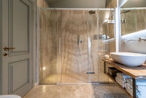 Shower, hair dryer, bidet, towels - Villa Porri  by MMega (Siena)